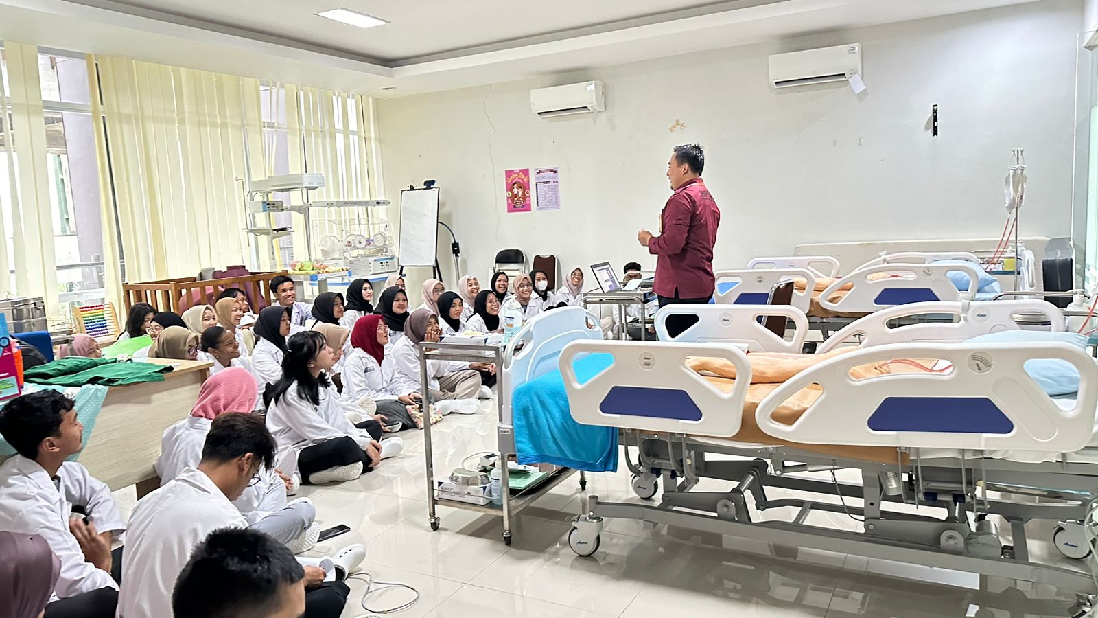 Potret seorang dosen bersama mahasiswa